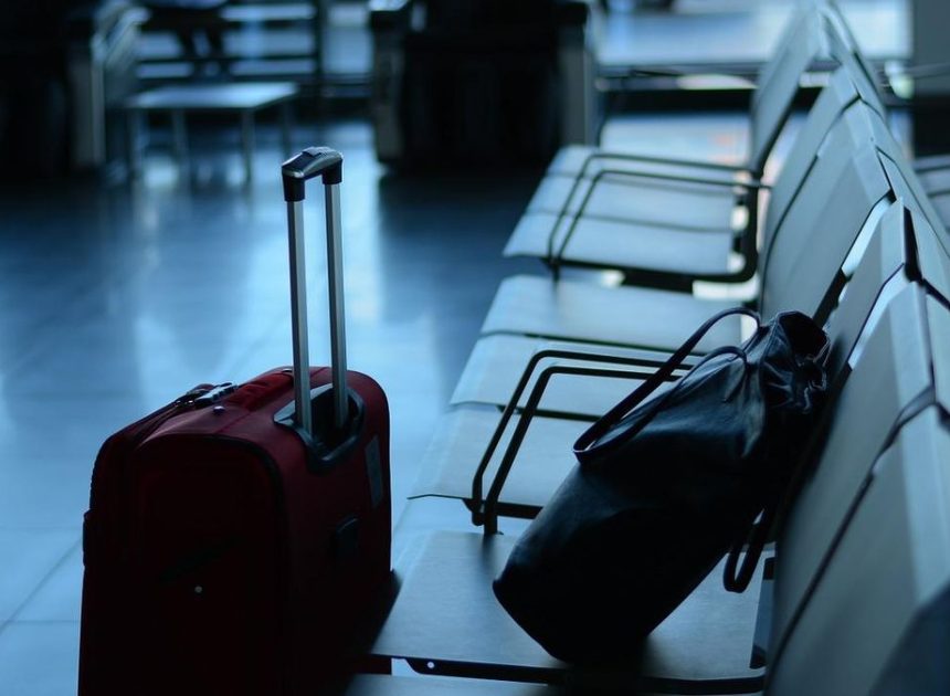 El ministro de Consumo lamenta que la UE se «pliegue a las aerolíneas» al avalar el cobro por la maleta de mano