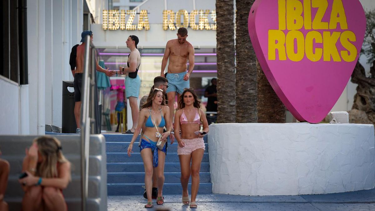«Nos dicen que aguantemos porque el turismo nos da de comer»: el hotel-discoteca que tortura a vecinos de Ibiza