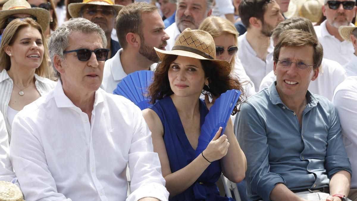 Ayuso le dice a Mónica García que prefiere la fruta a los porros y esta le responde: «Mientras no la pague Quirón, te puede gustar lo que quieras»