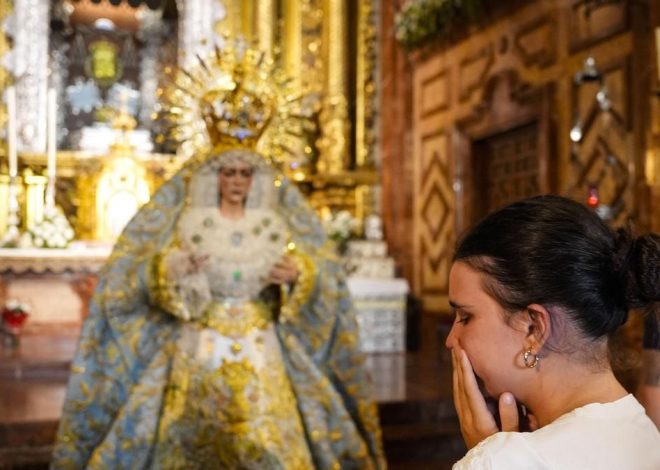 Protesta frente a la basílica de la Macarena por la polémica restauración de la Virgen
