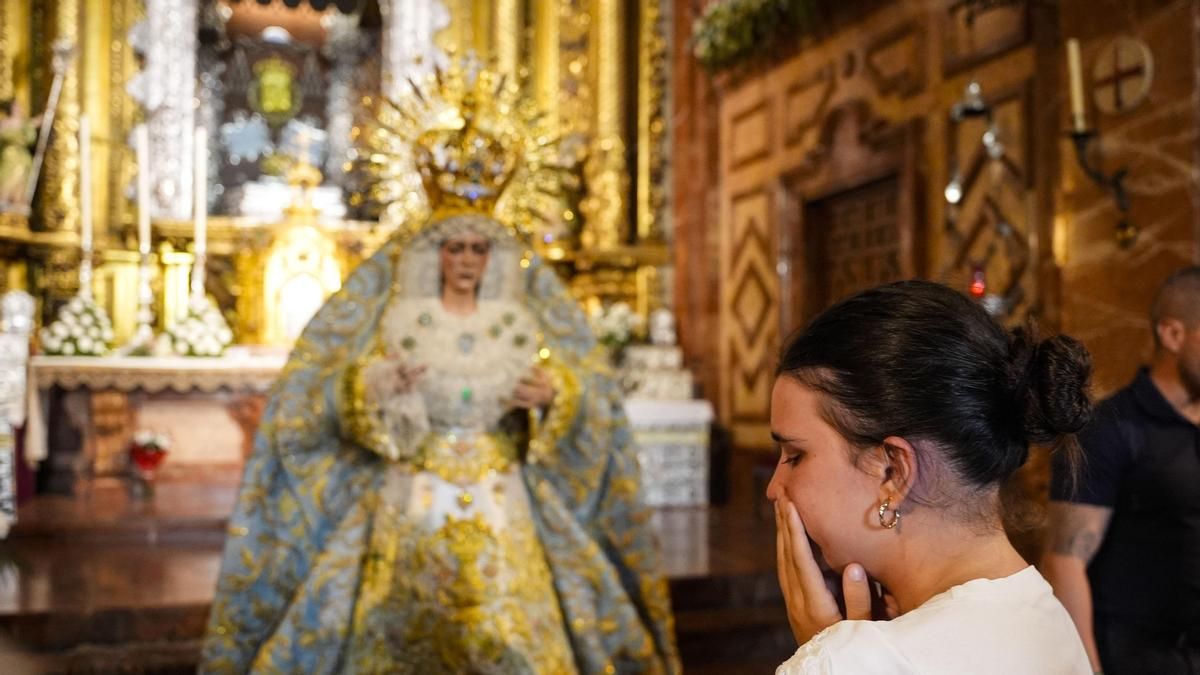 Protesta frente a la basílica de la Macarena por la polémica restauración de la Virgen