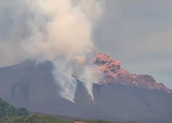 El volcán italiano Etna registra una potente erupción y una gran columna de humo