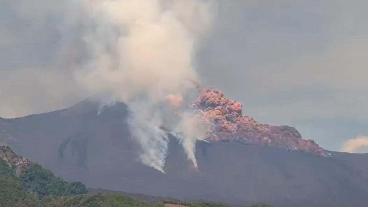 El volcán italiano Etna registra una potente erupción y una gran columna de humo