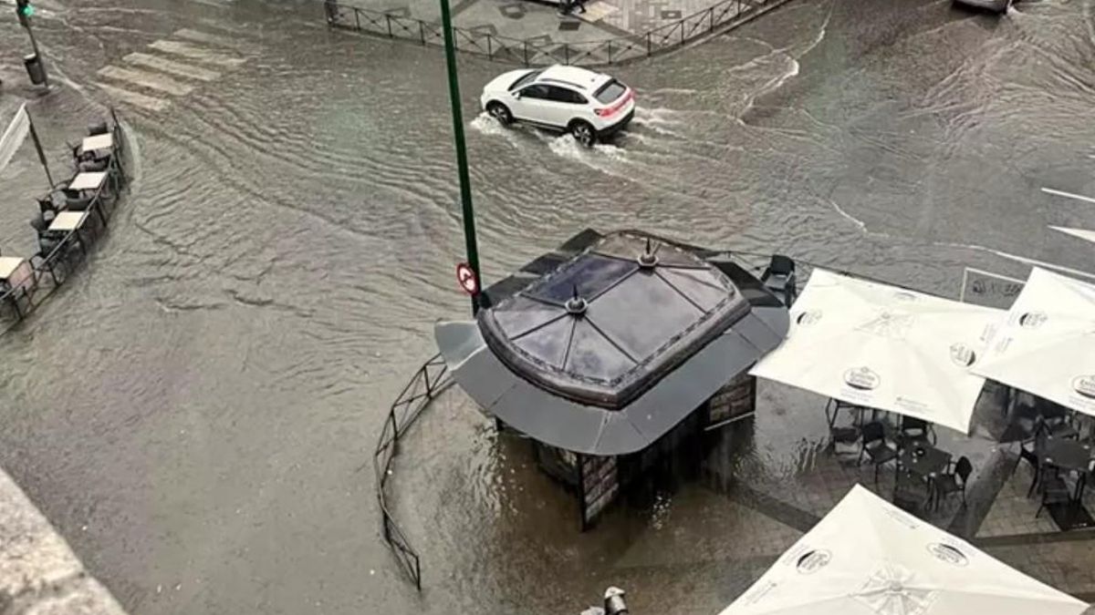 Calles inundadas y decenas de llamadas a emergencias por una fuerte tormenta en Valladolid