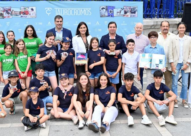 La alcaldesa de Santander promociona los ‘TauroCromos’ entre niños: un álbum coleccionable con más de 500 imágenes taurinas