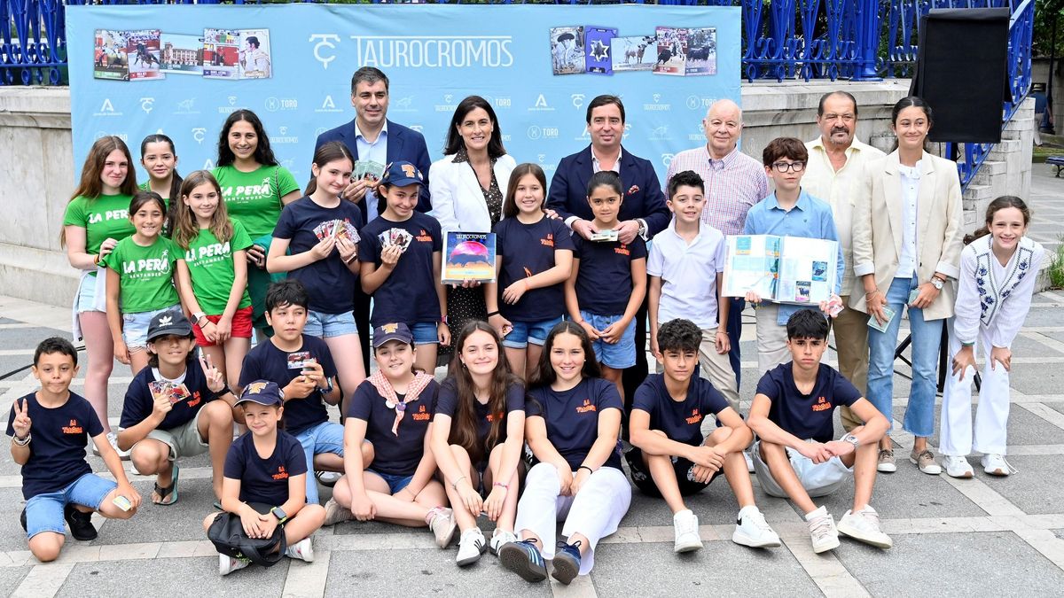 La alcaldesa de Santander promociona los ‘TauroCromos’ entre niños: un álbum coleccionable con más de 500 imágenes taurinas