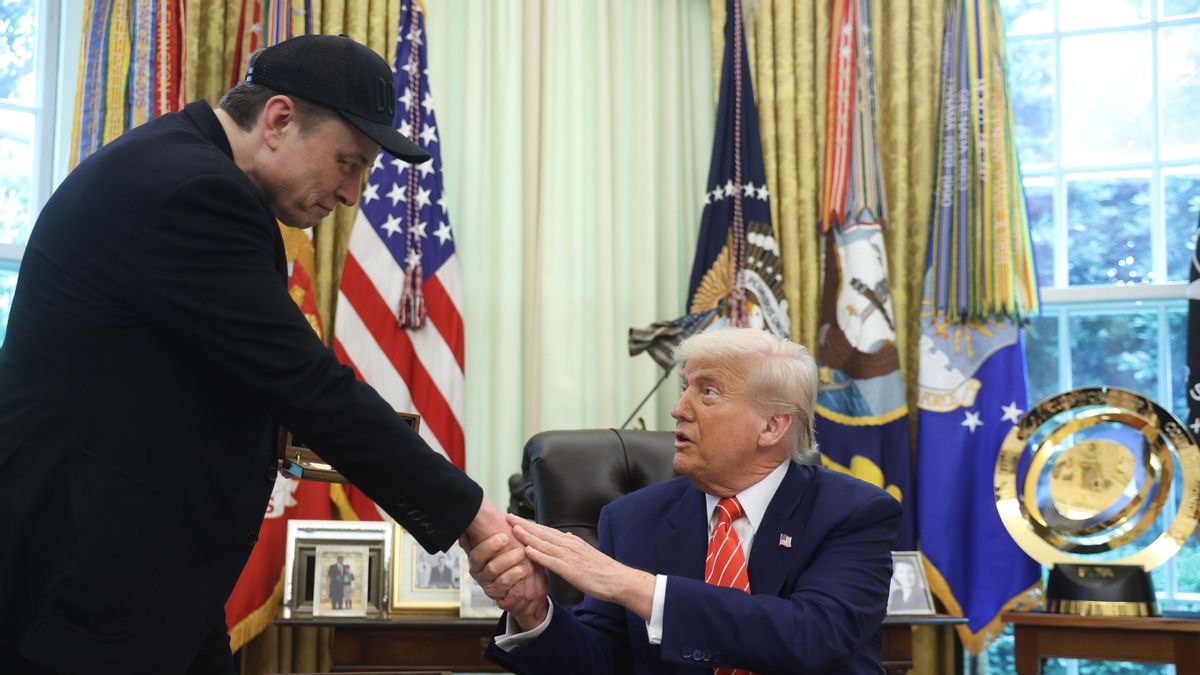 Trump ficha a la IA de Elon Musk por 200 millones de dólares una semana después de su crisis nazi
