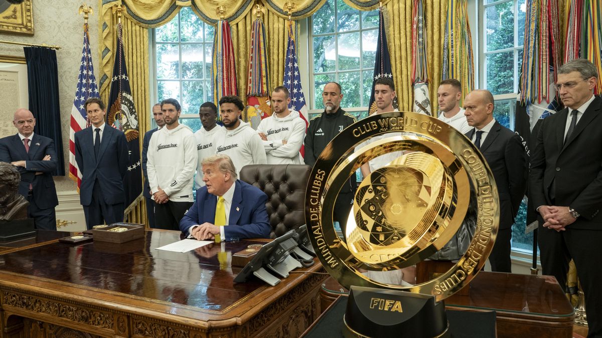 Trump dice que se queda con el trofeo del mundial de clubes tras protagonizar la foto del campeón