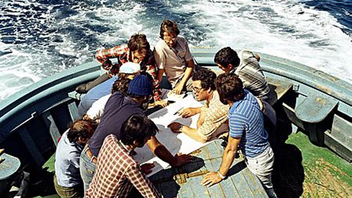 “La única esperanza sois vosotros”: cómo un pesquero paró los vertidos nucleares al mar que hoy se rastrean frente a Galicia