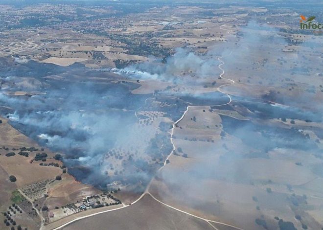 Un incendio en Méntrida obliga a confinar una urbanización entre Toledo y Madrid y cubre la capital con una nube de humo
