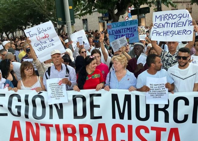 Miles de personas claman en Murcia contra el racismo: «No queremos vivir con el estigma de ser criminales»