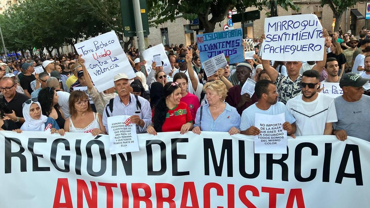 Miles de personas claman en Murcia contra el racismo: «No queremos vivir con el estigma de ser criminales»