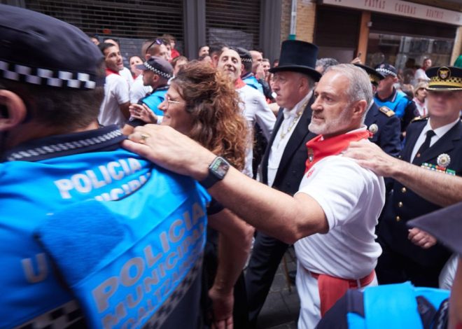 La Policía investiga un intento de agresión al alcalde de Pamplona durante la procesión de San Fermín
