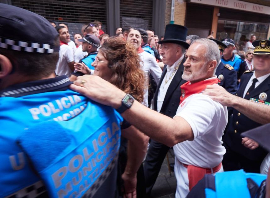 La Policía investiga un intento de agresión al alcalde de Pamplona durante la procesión de San Fermín