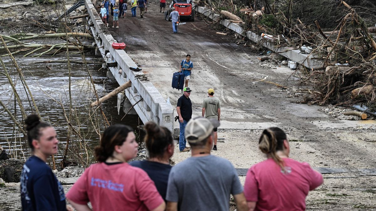El gobernador de Texas dice que aún hay más de 160 desaparecidos tras las inundaciones que han causado más de 100 muertos