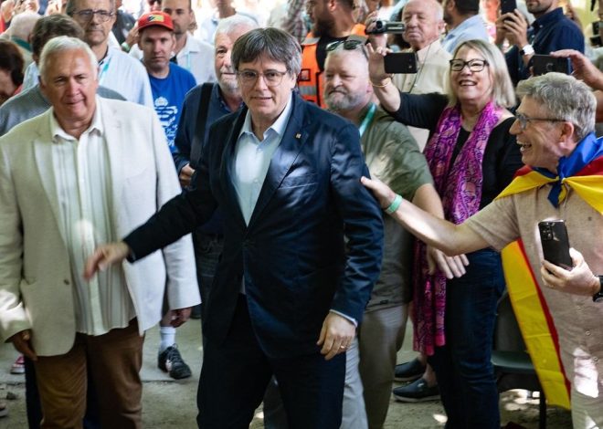 Puigdemont reivindica un Junts «incómodo» en su quinto aniversario: «Que os zurzan, seguiremos»