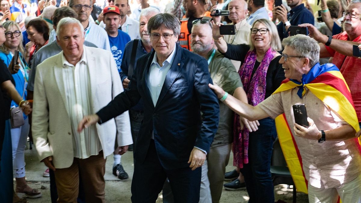 Puigdemont reivindica un Junts «incómodo» en su quinto aniversario: «Que os zurzan, seguiremos»