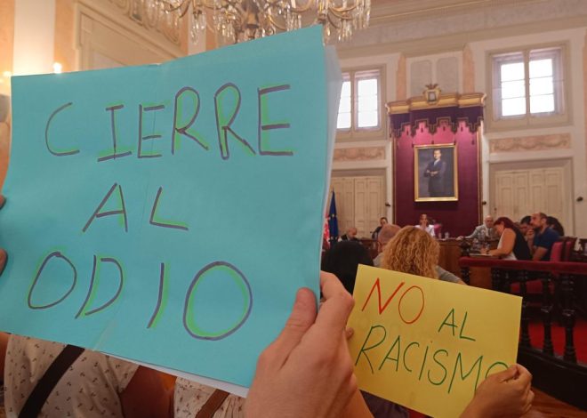 Alcalá de Henares aprueba pedir el cierre del centro de migrantes pese a las protestas de vecinos: «Cierre al odio»
