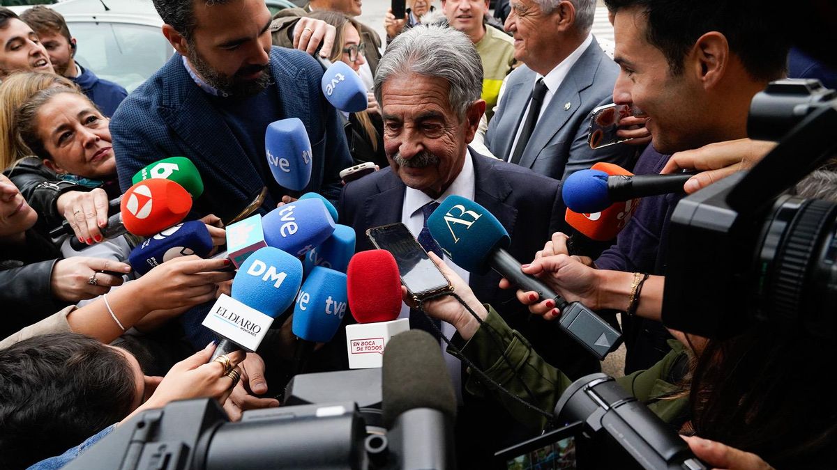 Sin noticias de la anunciada demanda del emérito contra Revilla dos meses después de la fallida conciliación