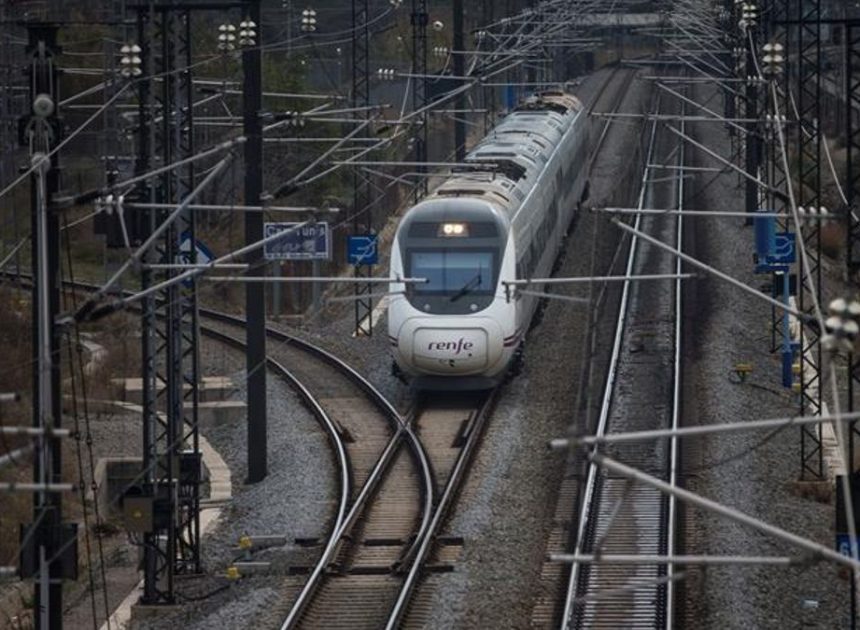 Suspendida la circulación de trenes en Catalunya por la alerta roja de Aemet
