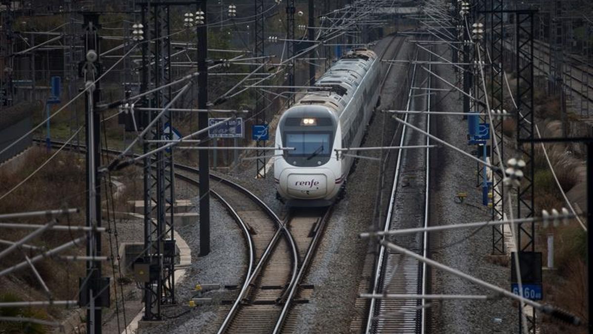Suspendida la circulación de trenes en Catalunya por la alerta roja de Aemet
