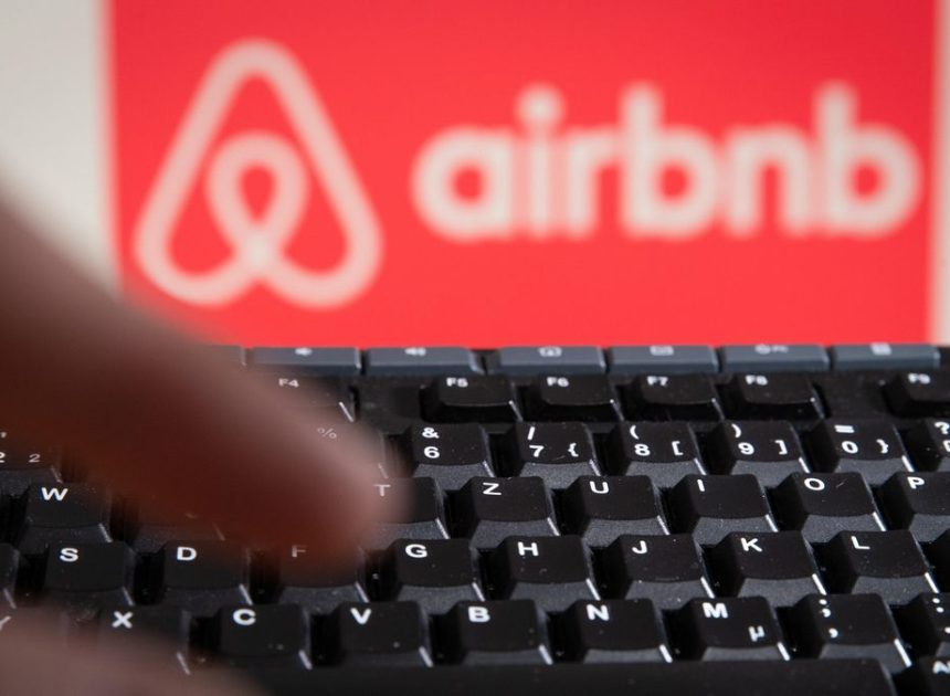 El Ayuntamiento de Barcelona exige a Airbnb que retire los anuncios de pisos turísticos ilegales en 48 horas