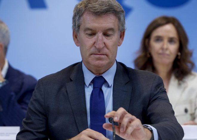 Feijóo contesta a las dos asociaciones de víctimas que se reúnen con él que no puede cesar a Mazón y apoya que siga