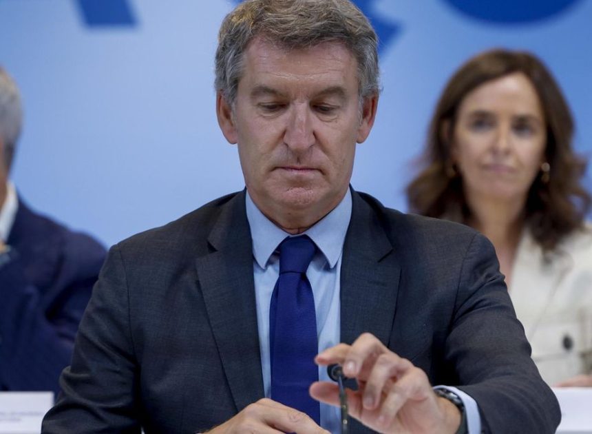 Feijóo contesta a las dos asociaciones de víctimas que se reúnen con él que no puede cesar a Mazón y apoya que siga