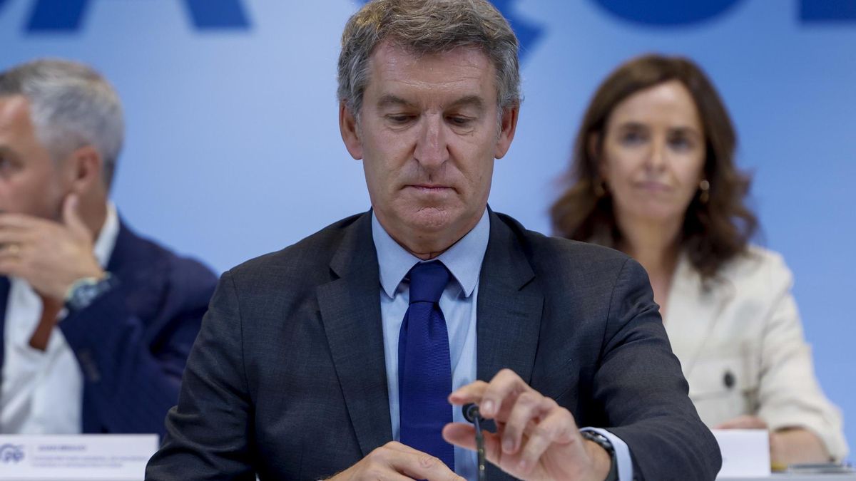 Feijóo contesta a las dos asociaciones de víctimas que se reúnen con él que no puede cesar a Mazón y apoya que siga