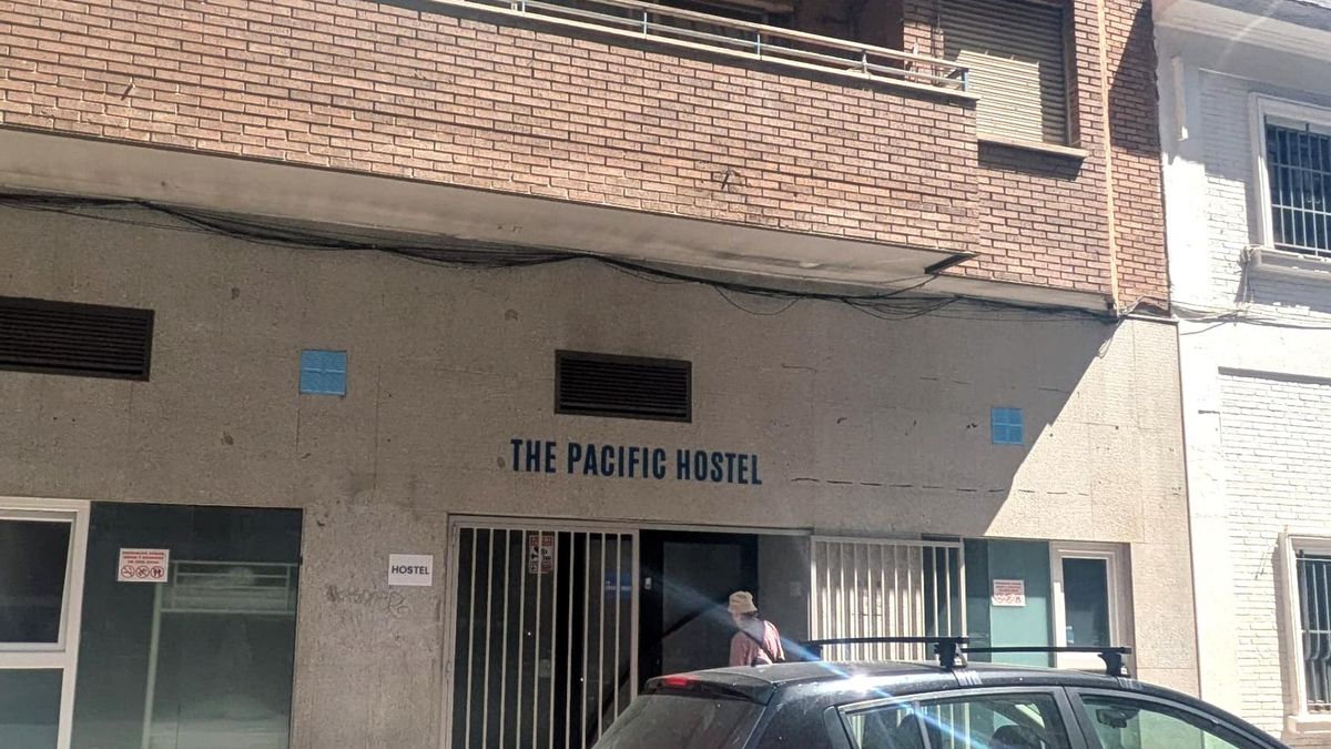 El ‘hostel’ social en Pacífico que confunde al turista y lastra a los vecinos: «Duerme gente sin recursos a la que olvidan de día»