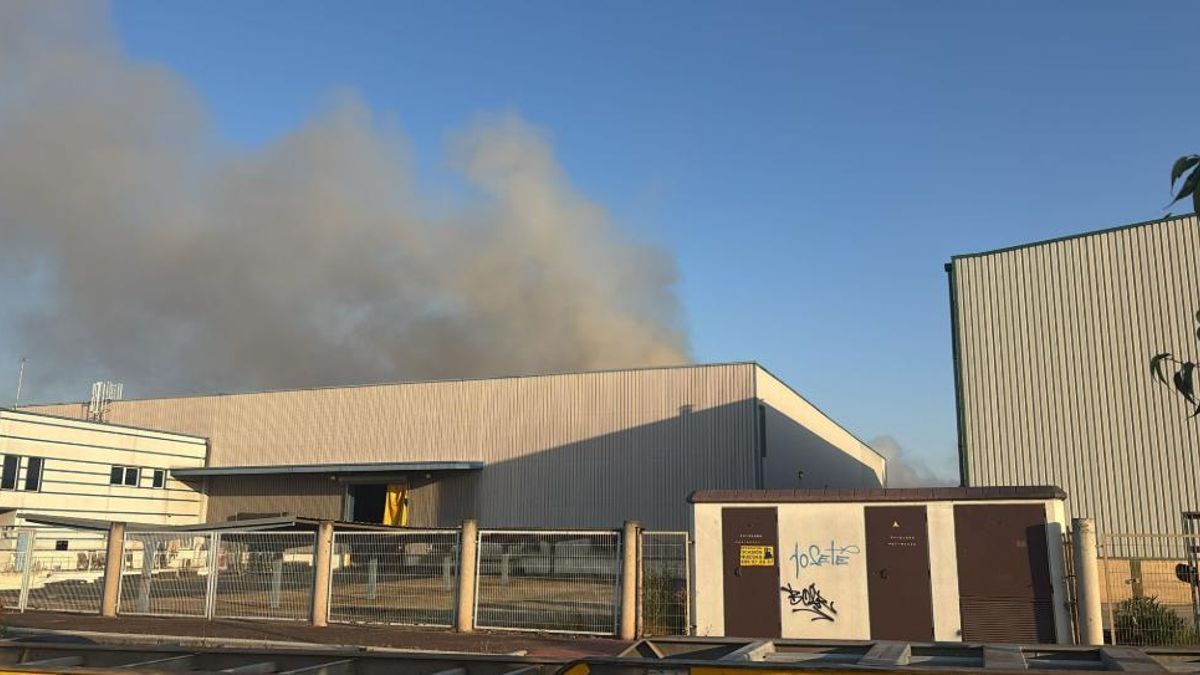 Nuevo confinamiento por el incendio en una empresa de baterías de litio en Azuqueca que se ha reactivado