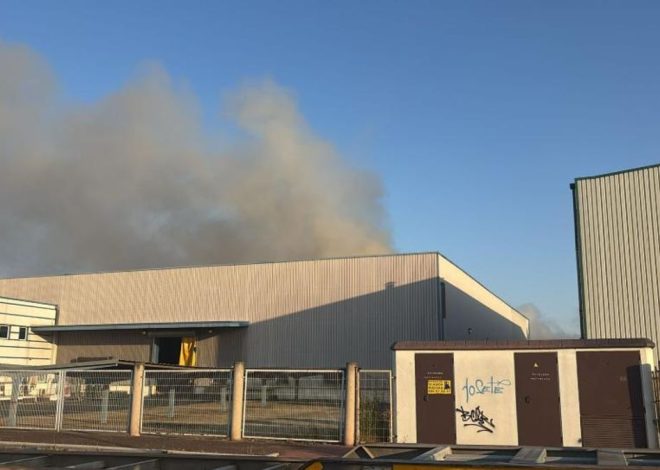 La evolución «favorable» del incendio en una empresa de baterías de litio desactiva el confinamiento en Guadalajara