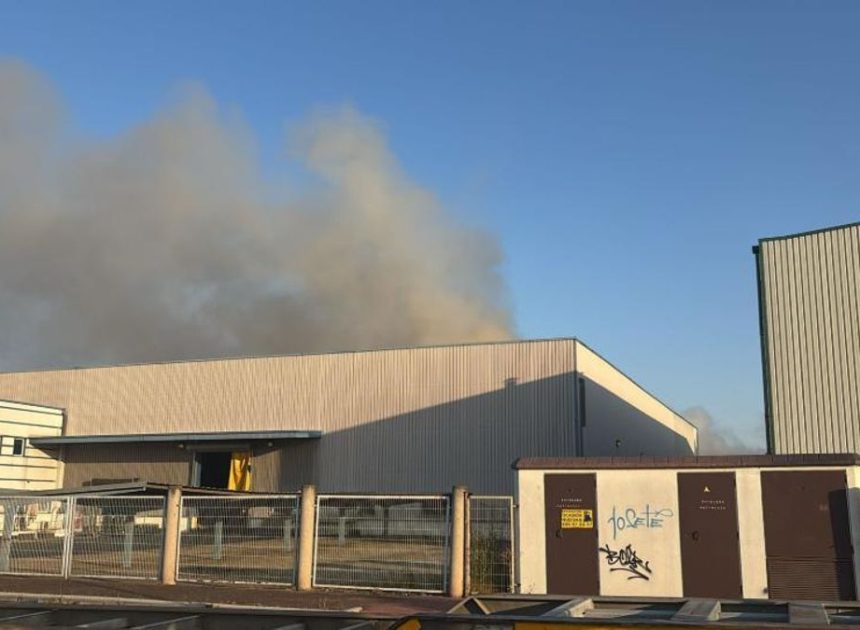 La evolución «favorable» del incendio en una empresa de baterías de litio desactiva el confinamiento en Guadalajara