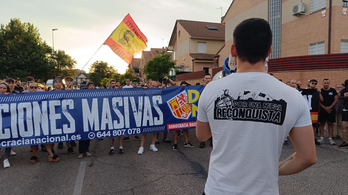 Cánticos nazis y soflamas xenófobas en el pinchazo de la extrema derecha en Alcalá de Henares