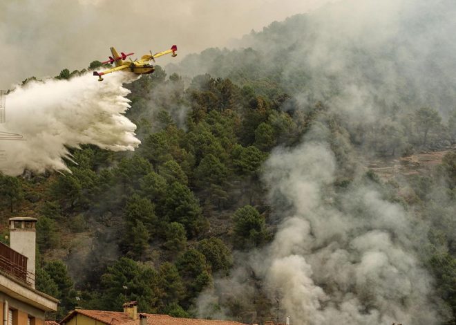 El incendio de Ávila mejora ligeramente por la noche y se espera levantar los confinamientos este jueves