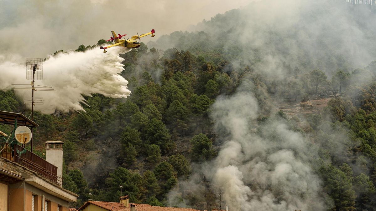El incendio de Ávila mejora ligeramente por la noche y se espera levantar los confinamientos este jueves