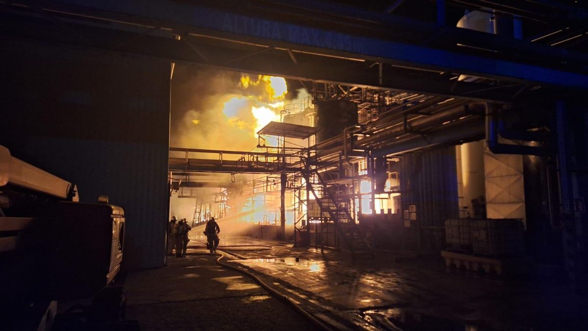 Un incendio en una planta química en Zuera (Zaragoza) obliga a confinar a toda la población