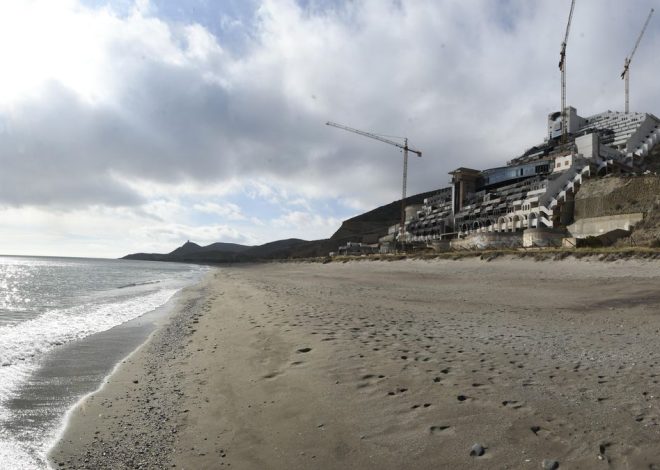 Ni abril ni julio de 2025: el Gobierno central y el andaluz incumplen las promesas de derribo de El Algarrobico