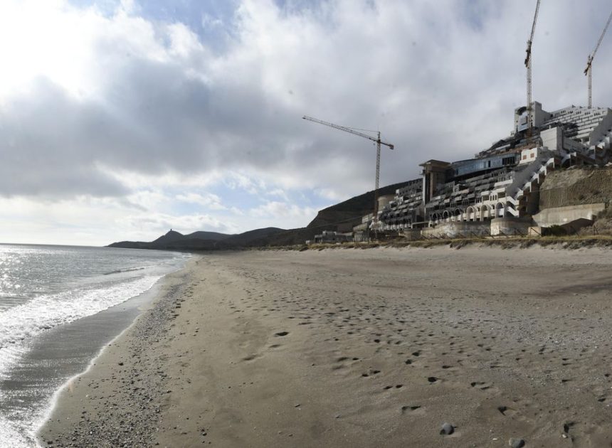 Ni abril ni julio de 2025: el Gobierno central y el andaluz incumplen las promesas de derribo de El Algarrobico