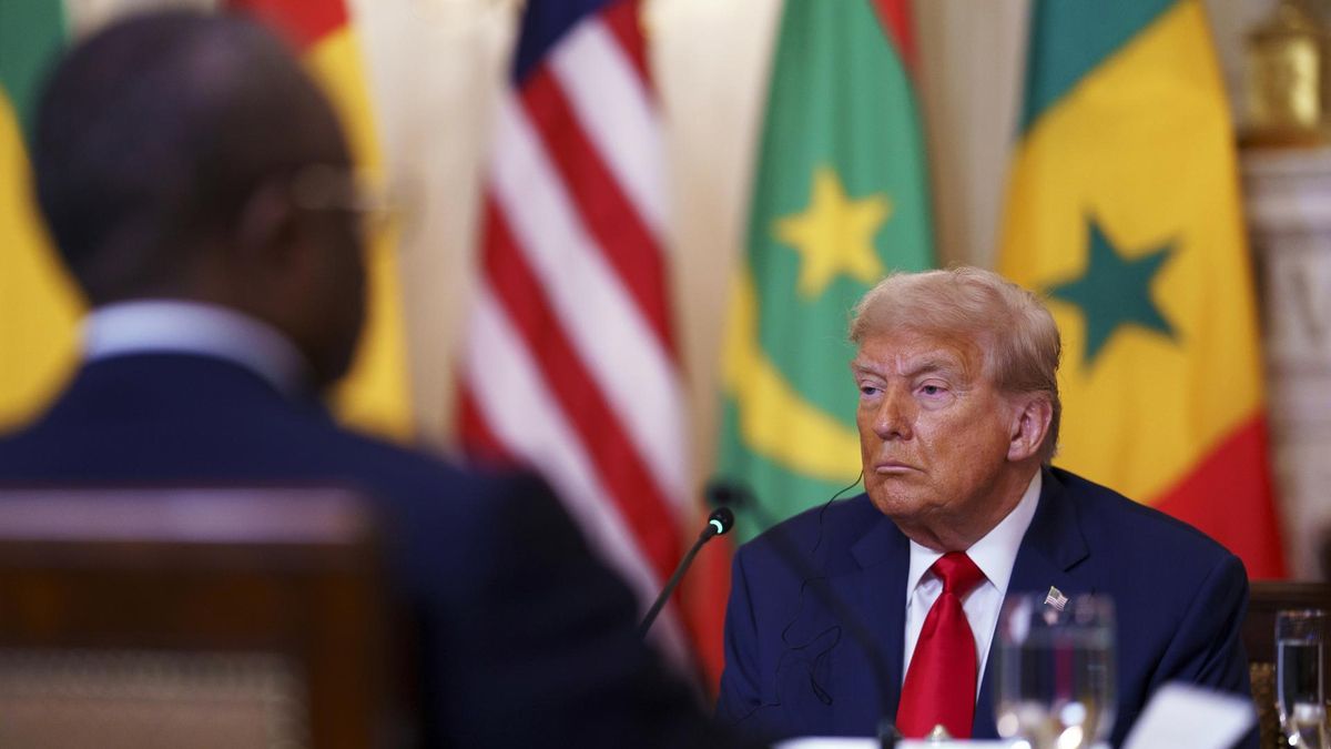 “¿Dónde aprendiste a hablarlo?”: Trump elogia por su “buen” inglés al presidente de Liberia (cuya lengua oficial es el inglés)