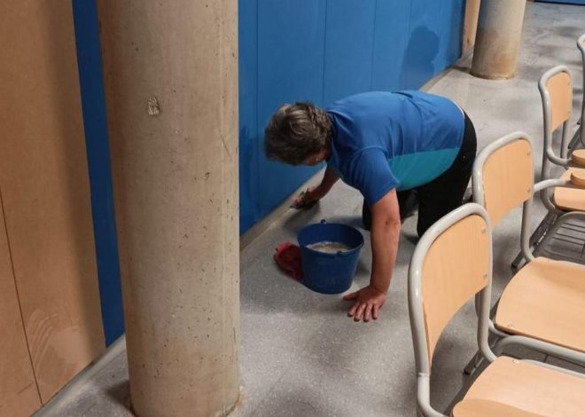 Setenta limpiadoras de los institutos de la zona cero de la DANA, sin cobrar dos meses: “Estamos al límite y trabajamos con donaciones”