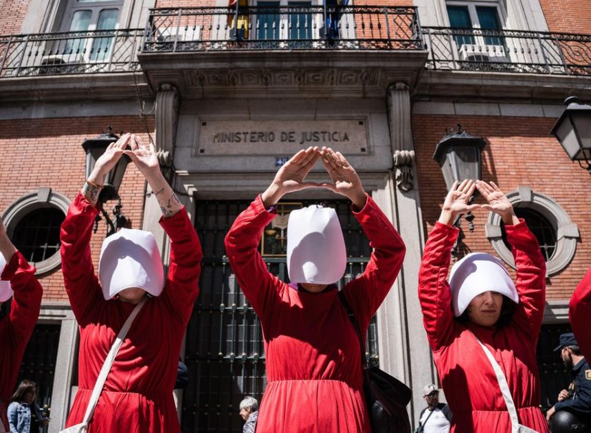 El Instituto de las Mujeres demanda a varias empresas por publicitar la gestación subrogada pese a ser ilegal