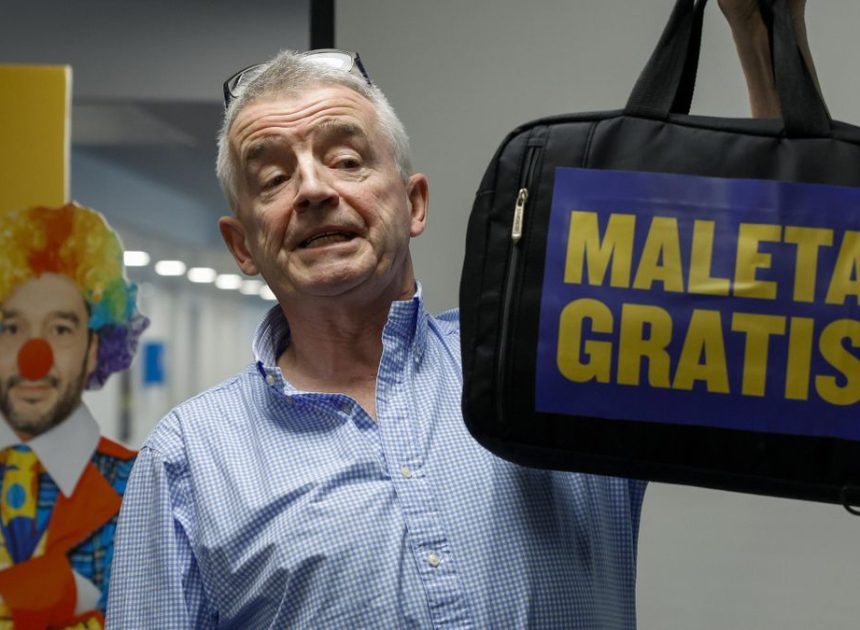 El consejero delegado de Ryanair sigue con la polémica sobre el equipaje de mano: «Quiero que los pasajeros vuelen sin maletas»