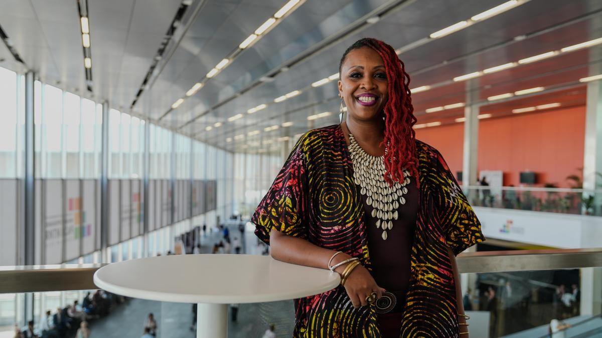 Wangari Kinoti: “Las mujeres y niñas terminamos absorbiendo el golpe de la deuda y la austeridad»