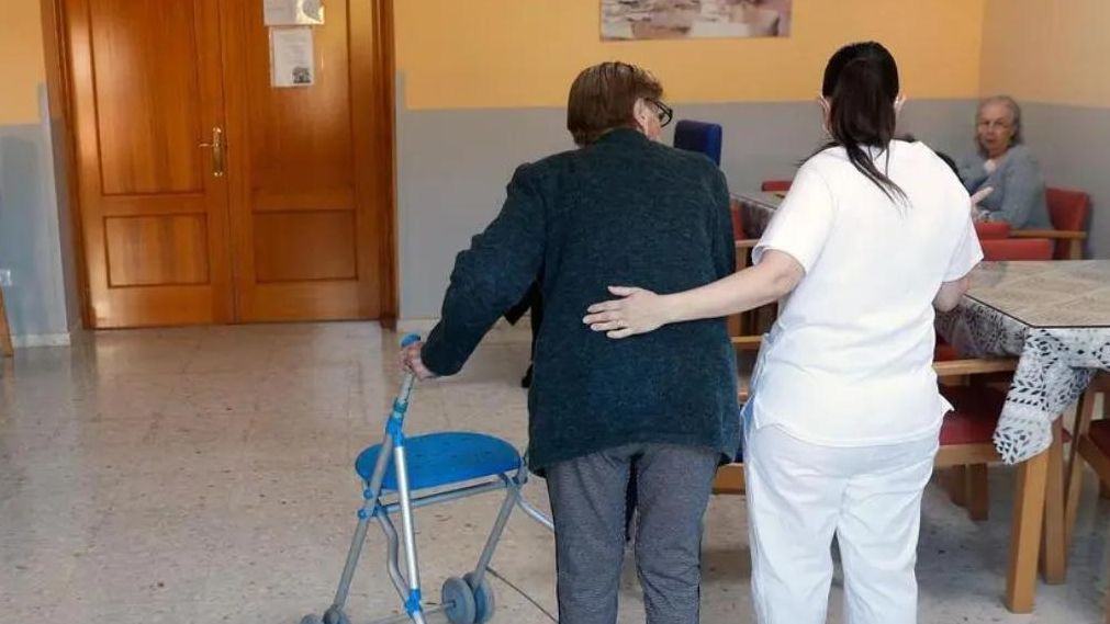 Hasta 14 horas sin comer, medicación errónea y trabajadores no cualificados: la residencia multada con 30.000 euros en Salamanca