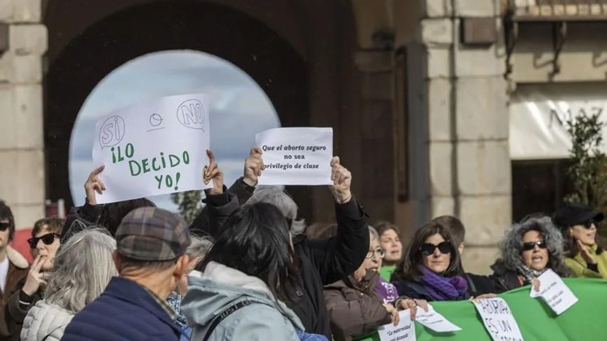 Sanidad exige a las comunidades por carta que cumplan la ley del aborto y avisa de que actuará si no lo hacen