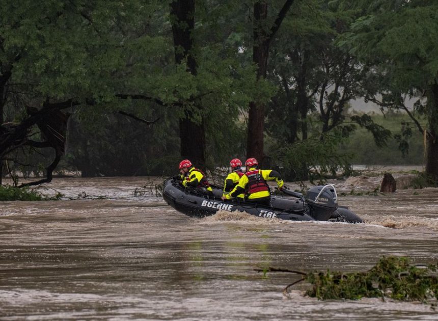 Al menos 51 muertos en las inundaciones en Texas, 15 de ellos niños, mientras siguen desaparecidas 27 escolares de un campamento