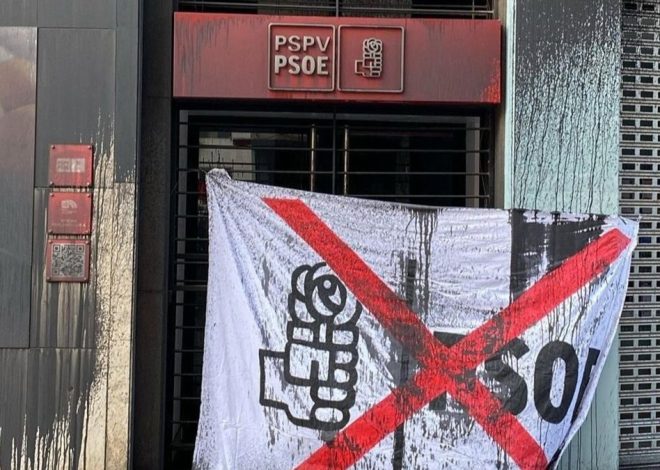 El PSPV-PSOE denuncia el ataque a su sede en València con pintura y una sábana con el logo del partido tachado