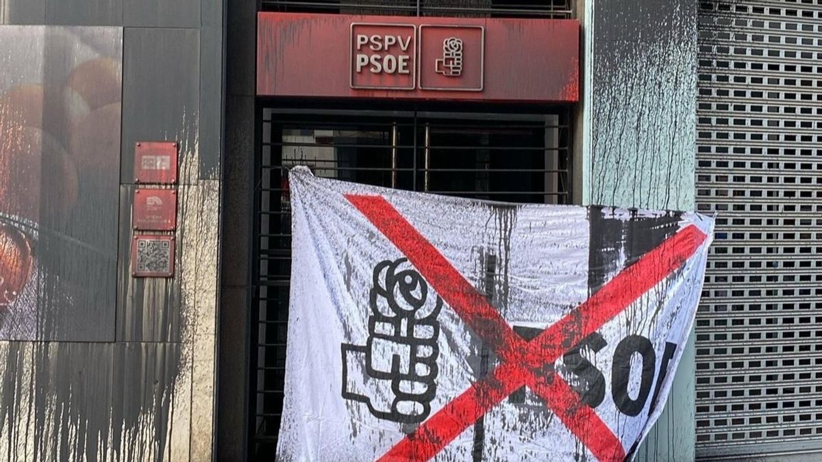 El PSPV-PSOE denuncia el ataque a su sede en València con pintura y una sábana con el logo del partido tachado
