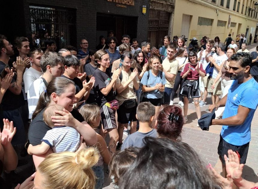 La movilización frena dos desahucios consecutivos de familias en Zaragoza: «La organización colectiva funciona»